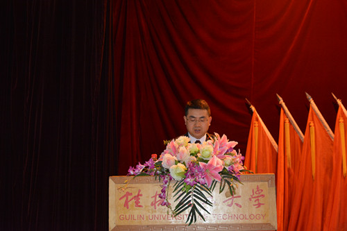 公司党委书记白永生代表上一届党委作工作报告