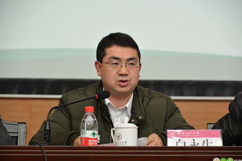 公司党委书记白永生主持会议