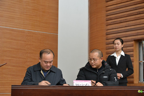 公司经理连漪与教研室负责人签订就业工作目标责任状